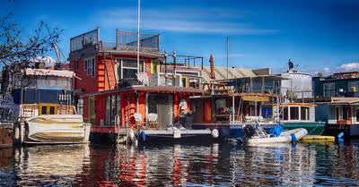 Do Houseboats Have Motors?